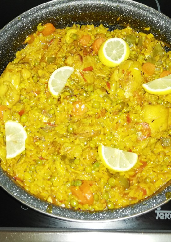 Una foto de Arroz con pollo y verduritas