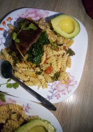 A picture of Macaroni with baked beaf and steam spinach with brocolli.