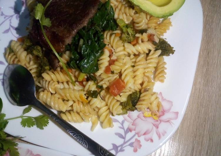 Macaroni with baked beaf and steam spinach with brocolli