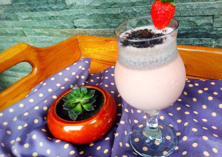 Easiest Way to Cook Appetizing Strawberry oreo milkshake