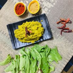 A picture of Palak khichadi (broken wheat).