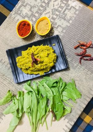 A picture of Palak khichadi (broken wheat).