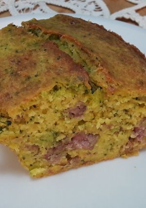 O poză a rețetei Tort sărat cu broccoli și cârnați.