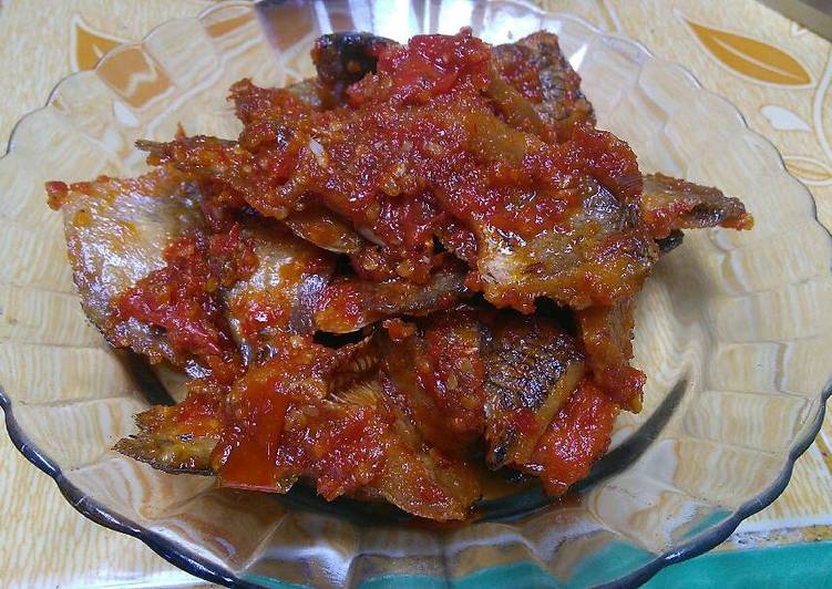 Balado ikan asin gabus