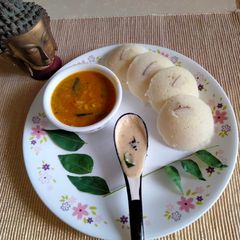 A picture of Coconut and suji instant idli.