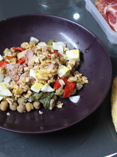 Una foto de Ensalada de garbanzos con atún