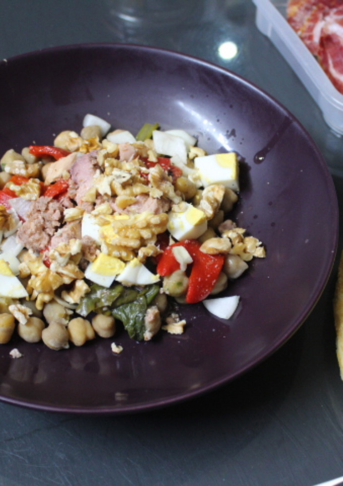 Una foto de Ensalada de garbanzos con atún