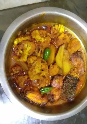 A picture of Cauliflower fish curry.