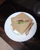 Sándwich de pechuga de pavo, tomate y lechuga con mayonesa
