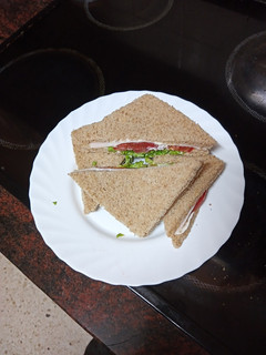 Una foto de Sándwich de pechuga de pavo, tomate y lechuga con mayonesa
