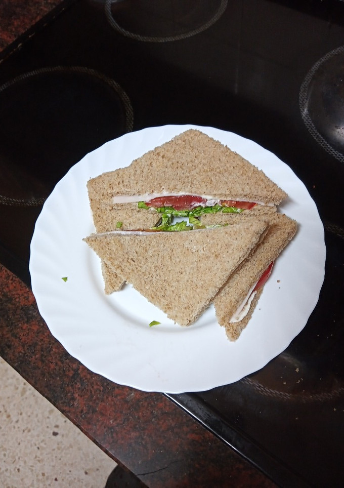 Una foto de Sándwich de pechuga de pavo, tomate y lechuga con mayonesa