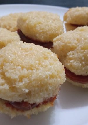 Una foto de Alfajores de coco, pastelera y dulce de leche