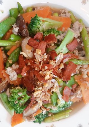 รูปของ "ผัดผัก 5 สหายหมูสับ โรยเบคอนกรอบ"