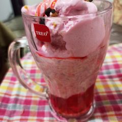 A picture of Strawberry ice-cream falooda.