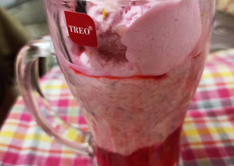 Strawberry ice-cream falooda