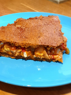 Una foto de Empanada de bacalao con tomate