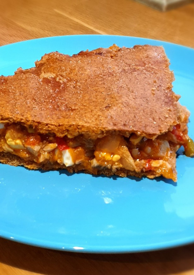 Una foto de Empanada de bacalao con tomate