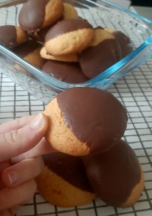 Une photo de Sablés à la noisette nappés au chocolat