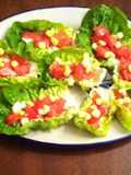 Hojas de lechuga con jitomate