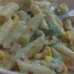 A picture of White sauce pasta.