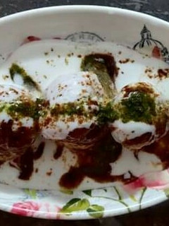 दही भल्ला (dahi bhalla recipe in Hindi) रेसिपी मुख्य फोटो