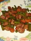 Salteado de verduras y chuletas de Sajonia con salsa de soja y toque picante
