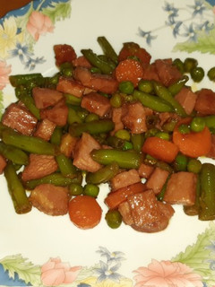 Una foto de Salteado de verduras y chuletas de Sajonia con salsa de soja y toque picante