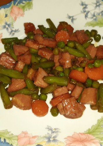 Una foto de Salteado de verduras y chuletas de Sajonia con salsa de soja y toque picante