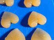 Una foto de gomitas de naranja