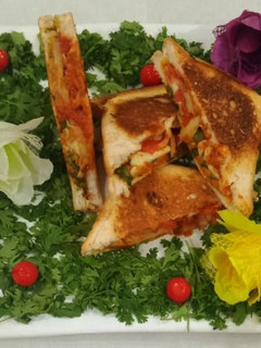 ગાર્ડન સેન્ડવીચ (Garden Sandwich Recipe In Gujarati) રેસીપી મુખ્ય ફોટો