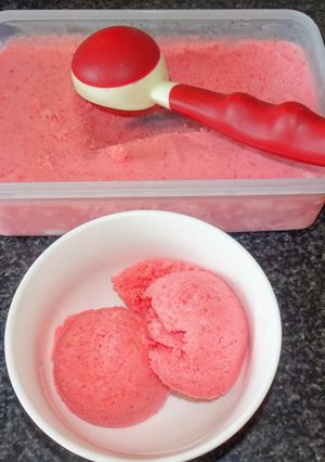 Une photo de Glace fraise/coco à l'aquafaba (vegan)