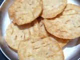 મેંદા ની ફરસી પૂરી (Maida Farsi Poori Recipe In Gujarati)