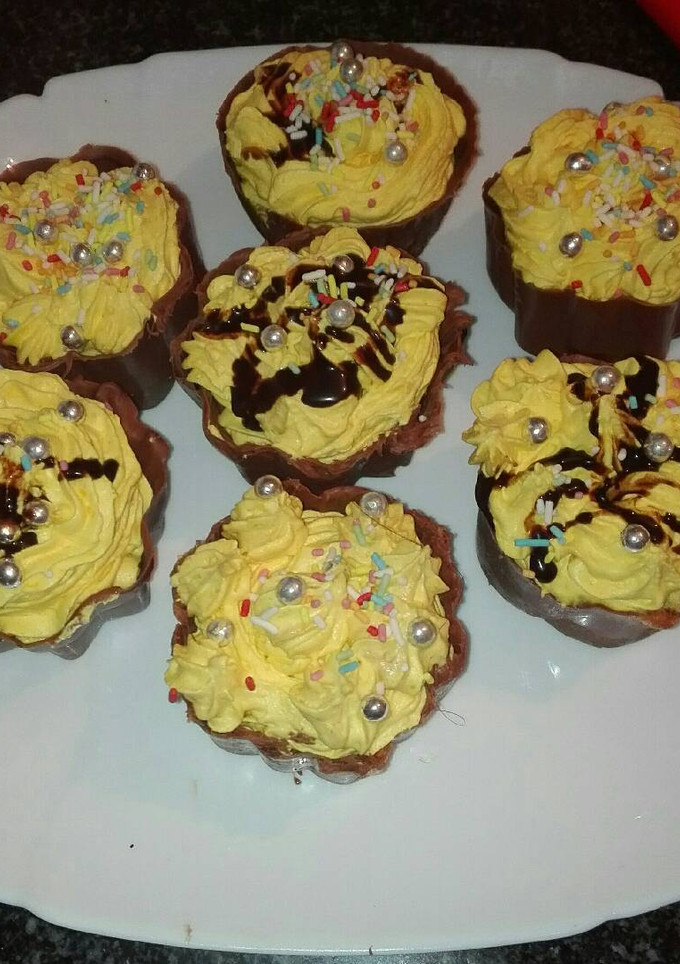 Una foto de Mus de melocotón en cesta de chocolate