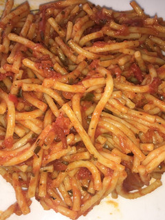 Una foto de Espaguetis en salsa roja