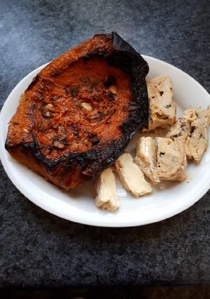 Fűszeres sütőtök camemberttel és gorgonzolával tálalva recept fotója