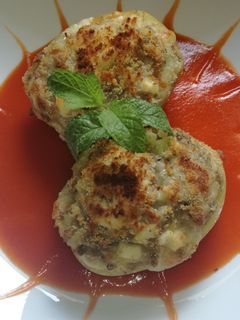 Una foto de Patatas rellenas de carne, huevo duro, mozzarella y salsa de tomate