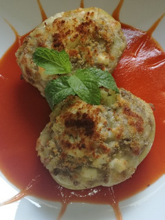 Una foto de Patatas rellenas de carne, huevo duro, mozzarella y salsa de tomate