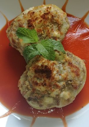 Foto principal de Patatas rellenas de carne, huevo duro, mozzarella y salsa de tomate