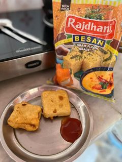 बेसन के ब्रेड पकौड़े (besan ke bread pakode recipe in Hindi) रेसिपी मुख्य फोटो