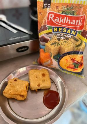 बेसन के ब्रेड पकौड़े (besan ke bread pakode recipe in Hindi) रेसिपी मुख्य फोटो