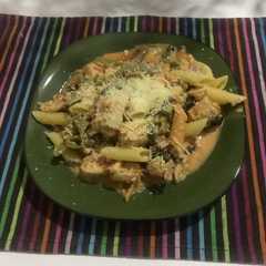 A picture of Pasta con pollo y espinaca.