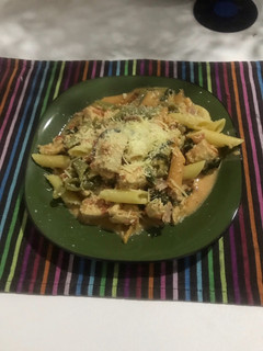 Una foto de Pasta con pollo y espinaca