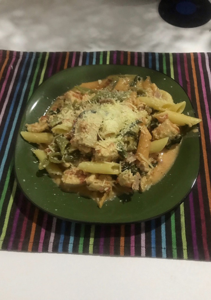 Una foto de Pasta con pollo y espinaca