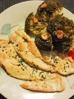Una foto de Pechugas de pollo con brócoli