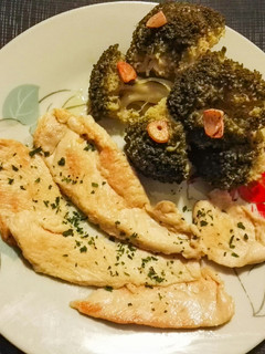 Una foto de Pechugas de pollo con brócoli