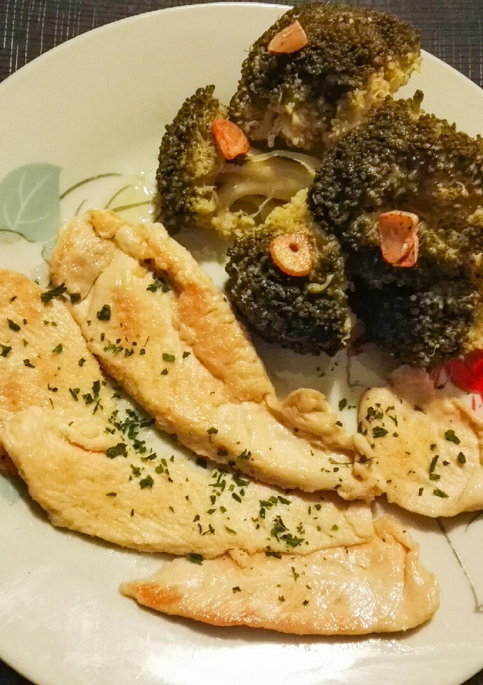 Una foto de Pechugas de pollo con brócoli
