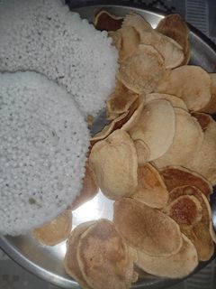 होम मेड आलू चिप्स (Home made aloo chips recipe in hindi) रेसिपी मुख्य फोटो