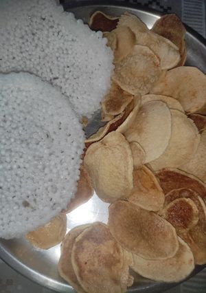 होम मेड आलू चिप्स (Home made aloo chips recipe in hindi) रेसिपी मुख्य फोटो
