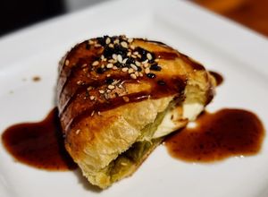 Una foto de QUESO🧀BRIE Hojaldrado🥐, en Cama de Pesto🌿...!