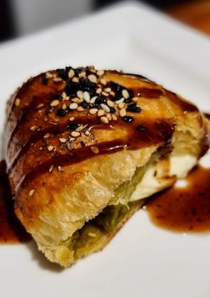 Una foto de QUESO🧀BRIE Hojaldrado🥐, en Cama de Pesto🌿...!